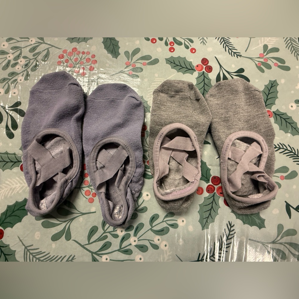 Yoga/ barre Non-slip Socks by GAIAM in Lavender and Light Gray-2 pairs